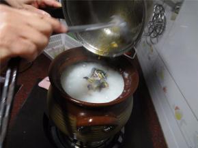 1小时后，往粥里加入花蟹。