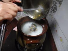 1小时后，往粥里加入花蟹。
