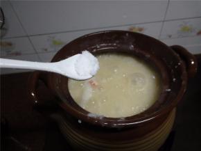 加入适量的盐调味，即可熄火。