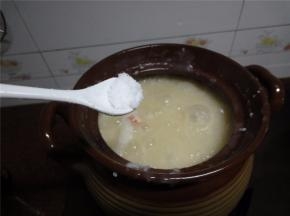 加入适量的盐调味，即可熄火。