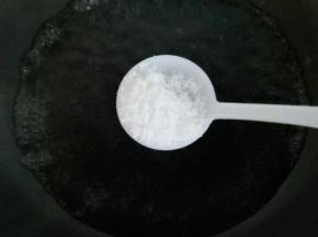 秋葵用冷水冲洗干净，之后锅中加入水，加入盐，滴几滴油，将秋葵焯水。1分钟捞出立即过冷水