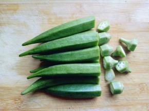 秋葵用冷水冲洗干净，切去根。