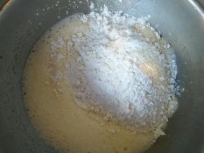 把面粉放入，最好是筛进去。普通面粉即可