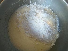 把面粉放入，最好是筛进去。普通面粉即可