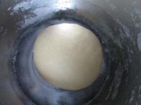 用刮板铲翻拌后和成面团，不要过度揉搓