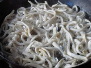 油温5成热，炸至微黄捞出备用。要分几次炸，否则容易炸的不均匀，而且不要炸过久，以免成品口感偏硬。全部炸好后备用。