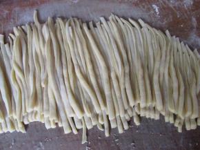 擀开时如果面团有些沾，可以在表面稍微撒一点点玉米淀粉就可以很好防粘，不用弄太多薄面，否则影响松软度.擀成厚度2毫米的片，再切成宽度2毫米的条，切的时候也要撒少许玉米淀粉放沾