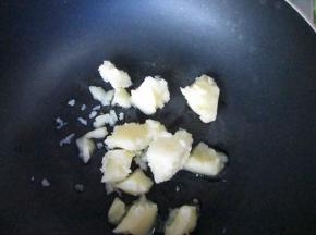 用不粘锅，放入黄油小火至融化
