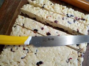 晾凉后倒出来，先切条再切块。我用的 学厨的日本钢面包刀切的。晚上切的块，厨房光线暗，拍照有些失色。