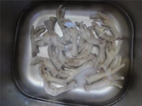 鸡爪洗净后飞水，过冷河。