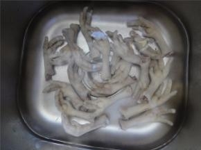 鸡爪洗净后飞水，过冷河。