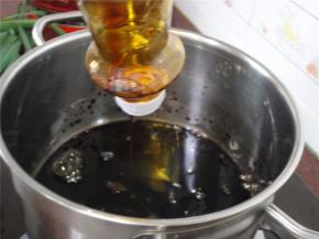 锅里加入一瓶酱油。