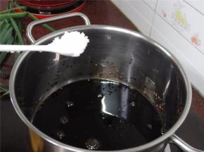加入适量的盐和糖调味。