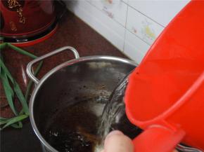 加入适量的清水。