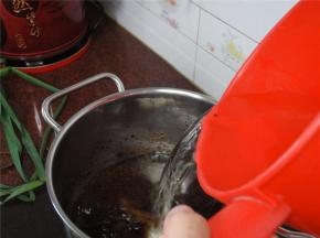 加入适量的清水。