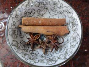 准备桂皮两片，八角4只。