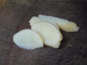 准备适量的沙姜。