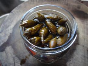 准备自制的酱油指天椒。