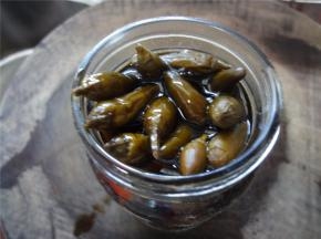 准备自制的酱油指天椒。