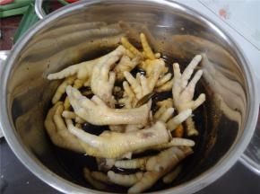 酱油烧开后，加入各样的调味料和鸡爪，用筷子翻转几下。