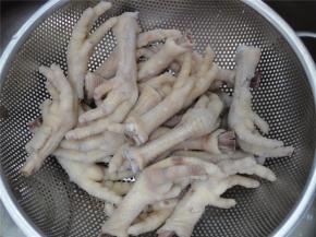 鸡爪捞起备用。