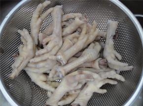 鸡爪捞起备用。