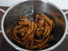 鸡爪上色后，关火浸泡10分钟即可，浸泡出来的鸡爪相当入味哦！