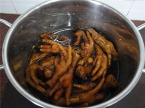鸡爪上色后，关火浸泡10分钟即可，浸泡出来的鸡爪相当入味哦！