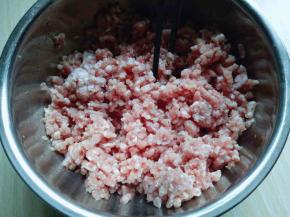 肉糜，我超市买的，让店员帮忙绞成肉馅的，这里不强调，自己剁，食用料理机都可以。