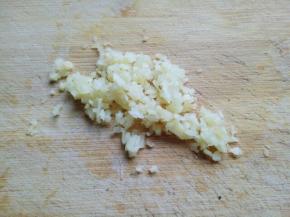 姜蒜去皮切碎。