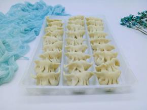 依次包完的水饺，如果吃不完的话可以用食品袋装起来密封好，放入冰箱冷冻时，吃时取出现煮即可。