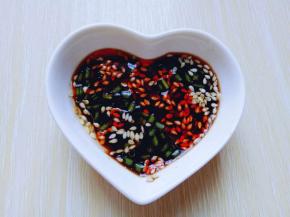 蘸料: 生抽放入吃碟中，滴几滴芝麻油。再放入一勺熟芝麻。加入油泼辣子油。可以按个人喜欢几口味调蘸料。