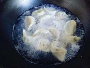 煮水饺: 水烧开后下饺子，大火煮熟即可，一般水饺全部漂浮再上面就是熟了。