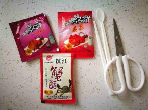 紫苏，姜茶，蟹醋，味道很好，吃蟹的工具
