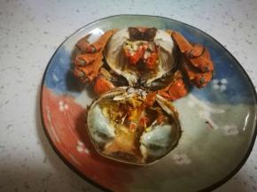 撕掉周边的蟹腿，放一边，一会食用，揭开壳，