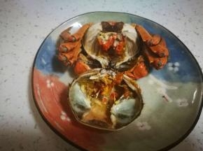 撕掉周边的蟹腿，放一边，一会食用，揭开壳，