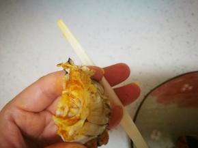 蟹黄吃完，一分为二，借助工具，吃掉壳里的肉