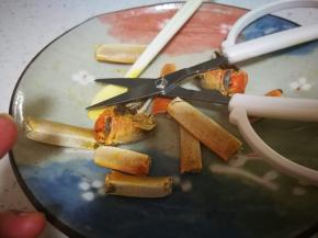 剩下的蟹腿，用剪刀减去两边
