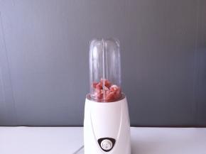 将切好的肉放入绞肉机中，将肉绞肉末