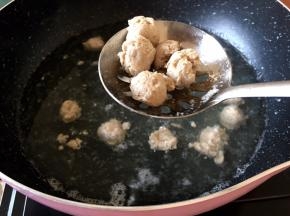 锅里放水烧开，用勺子挖肉馅，放入锅中成一个个的肉丸煮3分钟后捞出沥干水分
