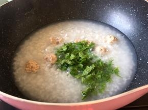 煮沸后5分钟加入切好的青菜