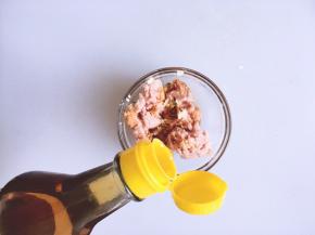 将其搅拌均匀后加入适量的芝麻油