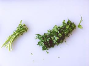 将雪里红洗净后切开，只留叶子，将叶子切碎