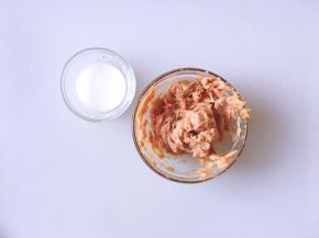 将淀粉兑水搅散开倒入搅拌好的肉里腌制30分钟