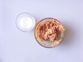 将淀粉兑水搅散开倒入搅拌好的肉里腌制30分钟