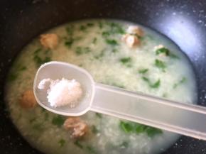 用锅铲轻轻搅拌均匀后加入半勺盐