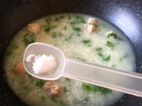 用锅铲轻轻搅拌均匀后加入半勺盐