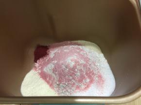 把所有干材料都投入面包机桶内(东菱T15W)