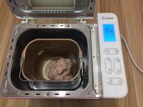 启动揉面功能把面团揉光滑即可，此步骤25分钟