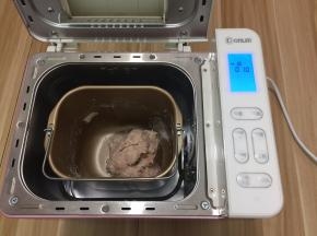 启动揉面功能把面团揉光滑即可，此步骤25分钟